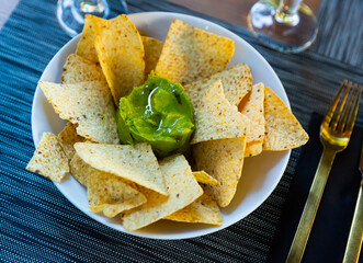 Nachos con guacamole. Corn chips. Mexican food