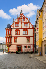 Obraz premium Blick auf das farbenfrohes Coburger Stadthaus mit zweistöckigem Erker von der Herrngasse aus gesehen, Coburg, Bayern, Deutschland