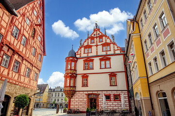Blick auf das farbenfrohes Coburger Stadthaus mit zweistöckigem Erker und historischem...