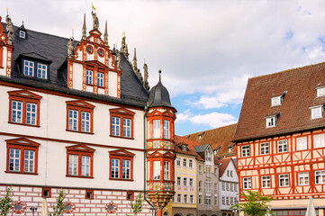 Farbenfrohes Coburger Stadthaus mit zweistöckigem Erker und historischen Altstadthäusern am Marktplatz, Coburg, Bayern, Deutschland