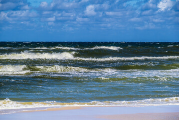 Sztorm nad Morzem Bałtyckim, czerwona flaga © grzegorz_pakula