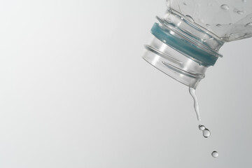 残り少ないペットボトルの水