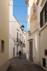 Fototapeta premium Enge Gasse in der Altstadt von Gallipoli, Apulien