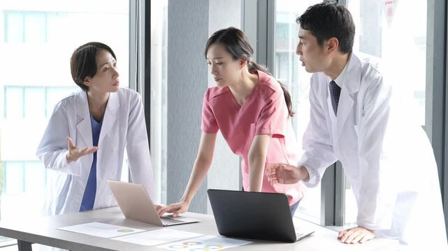 パソコンを使って会議をする医師と看護師
