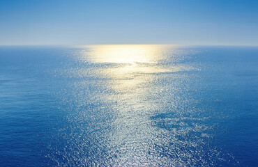 キラキラ光る海面と水平線