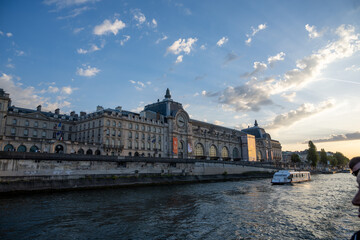 Obraz premium Vista del Museo de Orsay en París, Francia desde el río Sena