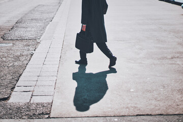 歩行するビジネスマンの後ろ姿