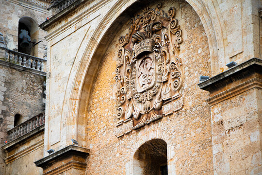 Toma Cerrada del Medall&oacute;n Principal de la fachada de la catedral de San Idelfonso en M&eacute;rida Yucat&aacute;n