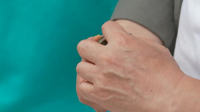 손으로 전복의 껍질을 까 손질하는 모습