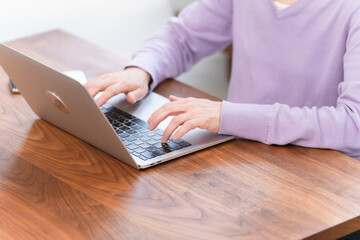 パソコンを操作しているシニア女性	
