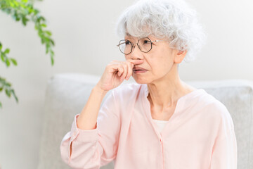 鼻づまりを起こしているシニア女性