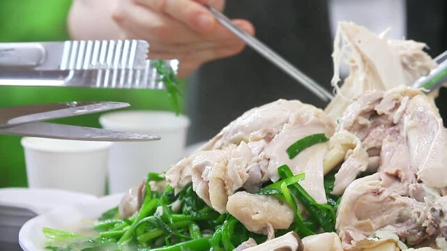 토종닭 백숙의 다리를 집게로 들어올리는 모습
