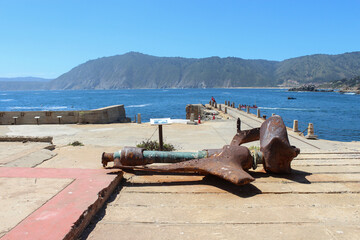 Ancla en muelle de antigua ballenera en Quintay, Chile