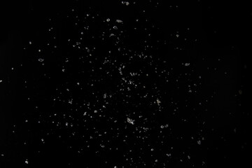 Obraz premium Ice, snow, broken ice, glass, granules, texture, texture, material, black background, overlay, color, broken glass, splash, explosion, graphics, beverage, soda, cola, juice, liquor, cocktail.