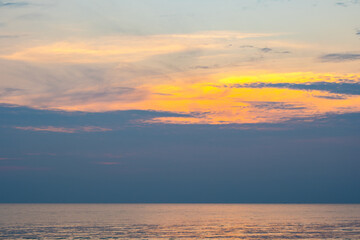 Obraz premium Enjoy a panoramic view of the skyline. The sun rises in the morning sky with colorful clouds. and beautiful cloud patterns In the soft light of the morning 