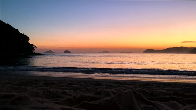 Fim de tarde j&aacute; escurecendo com um c&eacute;u totalmente limpo e o mar bem tranquilo. Ao fundo, quatro ilhas famosas do Litoral Norte: Ilha Mont&atilde;o de Trigo, Ilha dos Gatos, Ilha das Couves e Ilha As Ilhas.