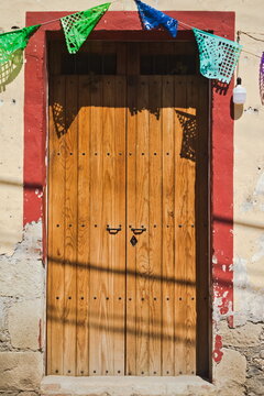 Puerta colonial de madera mexicana con decoraci&oacute;n festiva