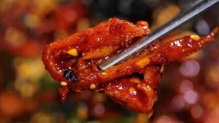 먹음직스럽고 매콤한 돼지고기 양념 더덕구이 한 점