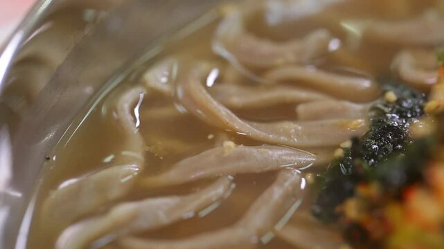김과 참깨가 올려진 먹음직스러운 콧등치기 메밀국수
