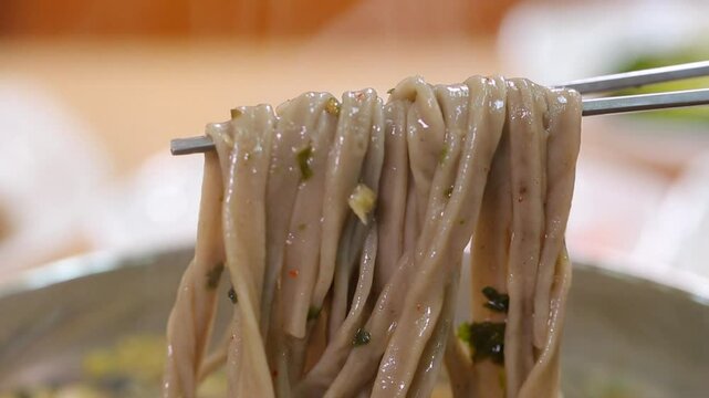 먹음직스러운 콧등치기 메밀국수 한 젓가락