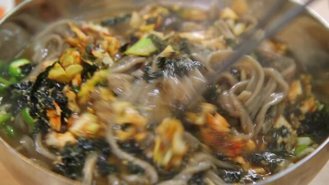 김과 참깨가 올려진 먹음직스러운 콧등치기 메밀국수