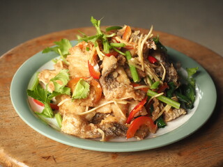 Stir-fried deep-fried sea bass with Chinese leaf celery, ginger and bell pepper