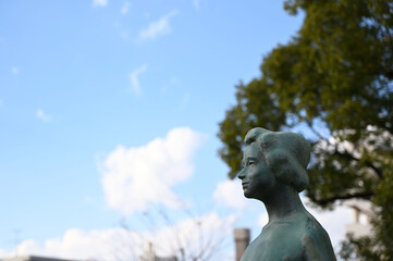 空と銅像