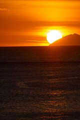 沈む太陽と海