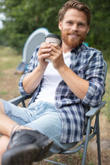 Obraz premium a young man drinking coffee