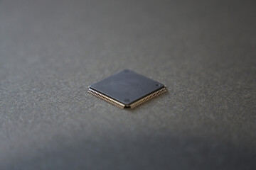黒背景の半導体ICのクローズアップ