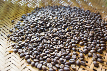 Obraz premium Coffee seeds close up through traditional roasting process