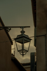 Alte Straßenbeleuchtung in Bassano del Grappa (Venetien, Italien) 