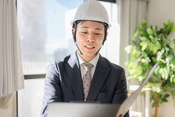 ヘルメットとスーツ男性