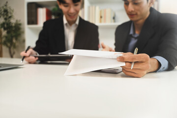 Obraz premium Financial advisor reviewing important documents with a client at a modern office desk