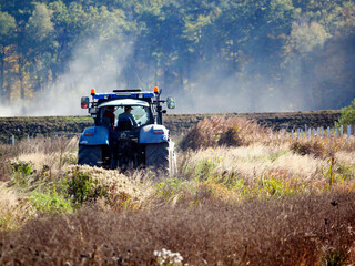  Kolory jesieni i poranne słońce oraz pracujący ciągnk rolniczy to są charakterystyczne akcenty tej pory roku © JDziedzic