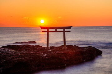 秋の神磯の鳥居と日の出　干潮時　茨城県大洗町　Autumn Kamiiso-no-torii and sunrise. At low tide. Ibaraki Pref, Oarai Town.