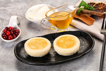 Roasted cheesecakes - Syrniki with honey