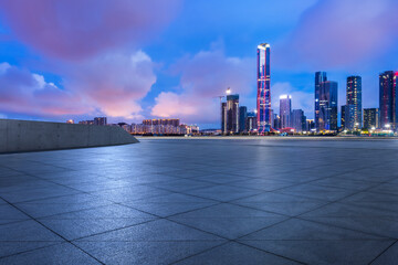 Obraz premium Empty square floors and city skyline with modern buildings scenery at night in Zhuhai, China. Outdoor city background.