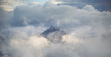 La montagne de Robion dans la brume , Alpes de Haute Provence, France 