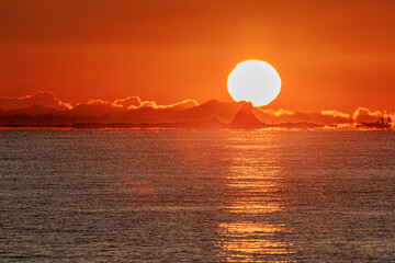 茅ヶ崎海岸、烏帽子岩から日出