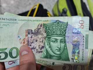 die Vorderseite eines 50 - Lari - Scheines (Georgisches Geld): Für Themen rund u Finanzen in...