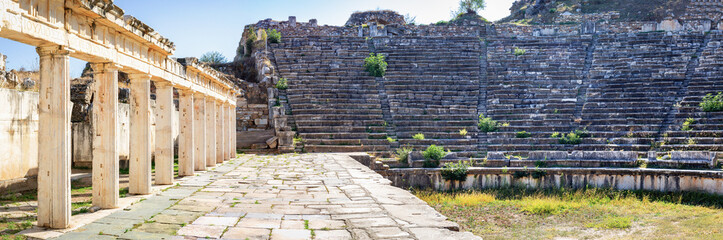 Obraz premium Panoramic view of the ancient theater at Aphrodisias, showcasing stone seats, columns, and scenic surroundings. Geyre, Aydin, Turkey (Turkiye)