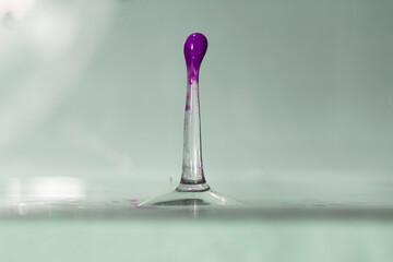 farbe tropfen wasser lila