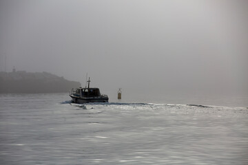 Barcos pesqueros en el mar volviendo a puerto