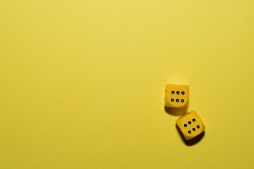 Dados amarillos en un fondo amarillo y el numero 6