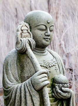 両手に道具を持った小さなお地蔵様が設置されている