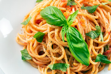 Spaghetti al pomodoro, basilico e olio extra vergine di oliva, dieta mediterranea, pasta italiana 