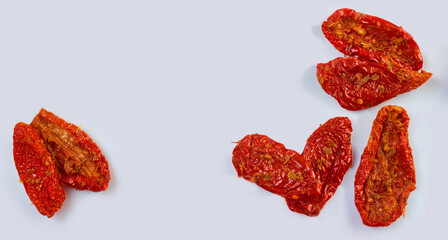 Fototapeta premium Getrocknete Tomaten mit Chili, tomaten, gemüse, getrocknet, essen, isoliert