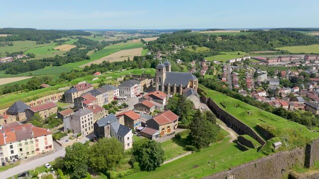 Citadelle de Montm&eacute;dy en Meuse - Vue a&eacute;rienne avec travelling arri&egrave;re