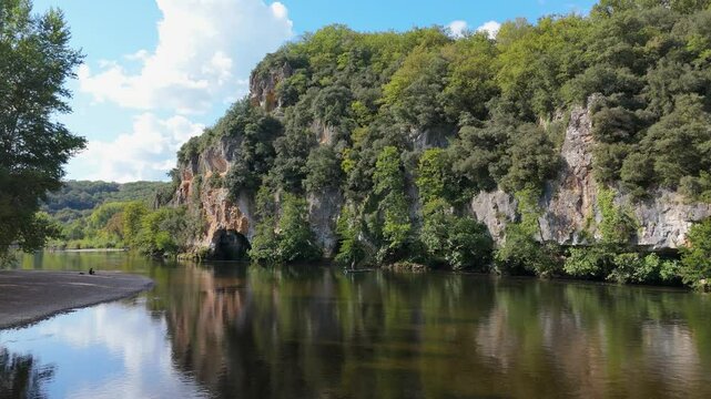 Vue sur la Dordogne - Travelling avant avec p&ecirc;cheur sur barque